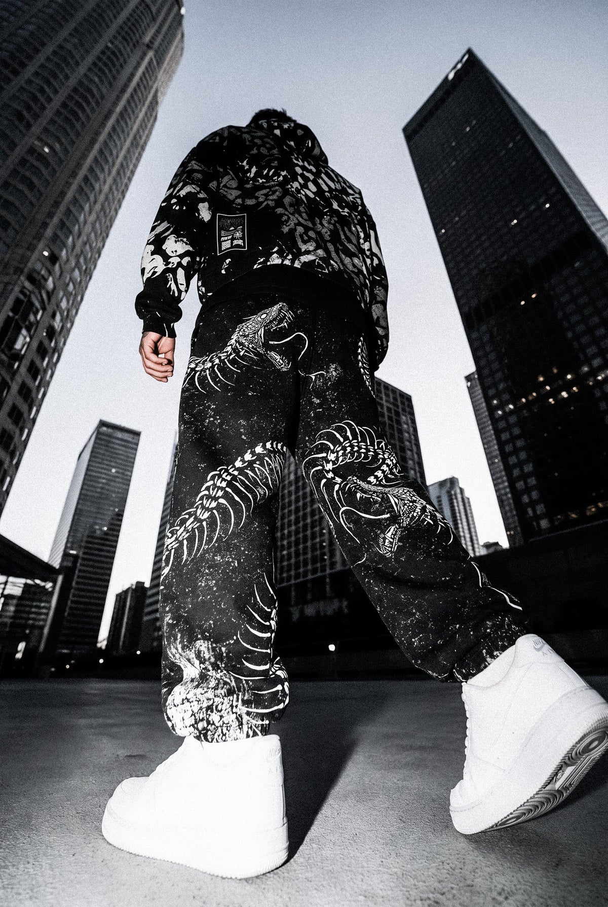 Black Spine (Black) - Sweatpants (350GSM)